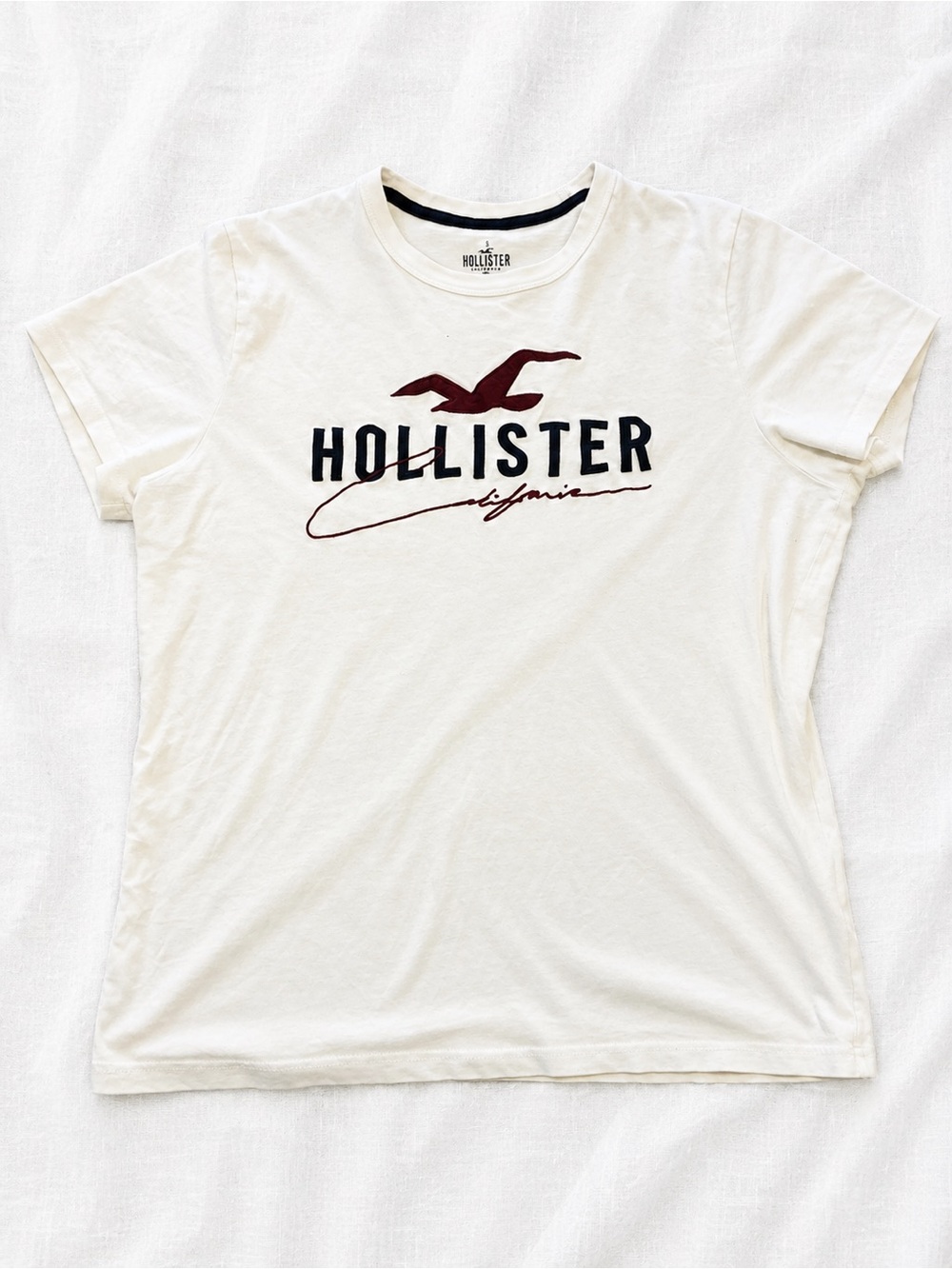 Hollister White Short-Sleeve Logo Tee with Maroon Accent